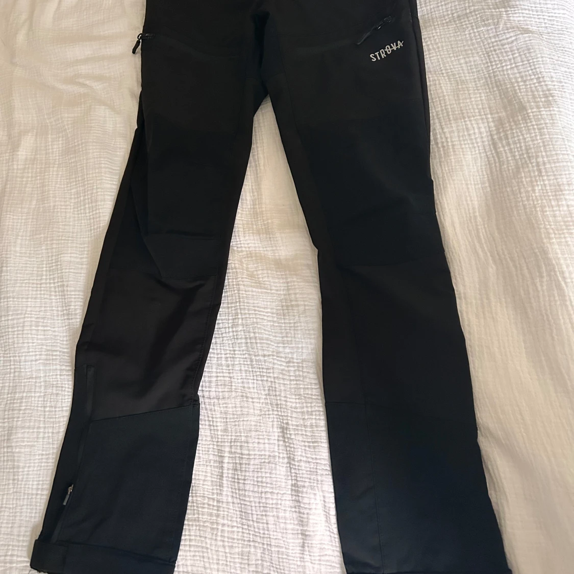 Svarta byxor från Strova