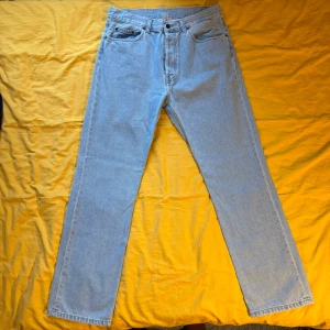 Carhartt jeans - Säljer ett par ljusblå Carhartt jeans. Jeansen är aldrig använda och i perfekt skick, nypris runt 1500kr