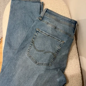 Jack&Jones Jeans - Säljer ett par ljusblå Jack&Jones jeans i strl 31w,30L. Är i stort sett i helt ny skick och några enstaka tillfällen! Hör av dig vid frågor eller ev fundering ✨✨✨