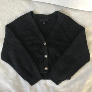 Stickad kofta - Fin stickad tröja från monki i storlek xxs, den är i  bra skick och den har använts  har använts ca 10-15 gånger.