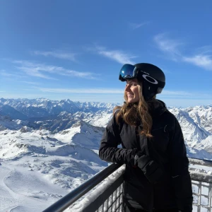 Svart skidjacka Salomon - Snygg svart skidjacka från Salomon med huva och dragkedjor. Storlek S. Fin skick och inga defekter. Nypris 2000kr. Använd några få skidresor.