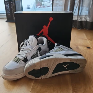 Jordan 4 Military Black - Säljer ett par Jordan 4 Military Black i storlek 40. Ordinarie pris på merchsweden 6799kr.Skorna är i bra skick och perfekta för både vardagsbruk och sportiga tillfällen. De har en stilren design som är lätt att matcha med olika outfits. Skolådan kommer med. Kontakta mig om du är intresserad!