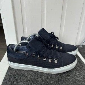 Sneakers - Sällan använda men finns såklart tecken på användning, annars så är de firtfarande fräsha! Storlek 43 men passar även 44. Bara att komma med frågor om de finns funderingar.