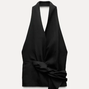 Topp - Säljer denna jättefina halterneck toppen från Zara! Storlek S, aldrig använd med lappen kvar. 