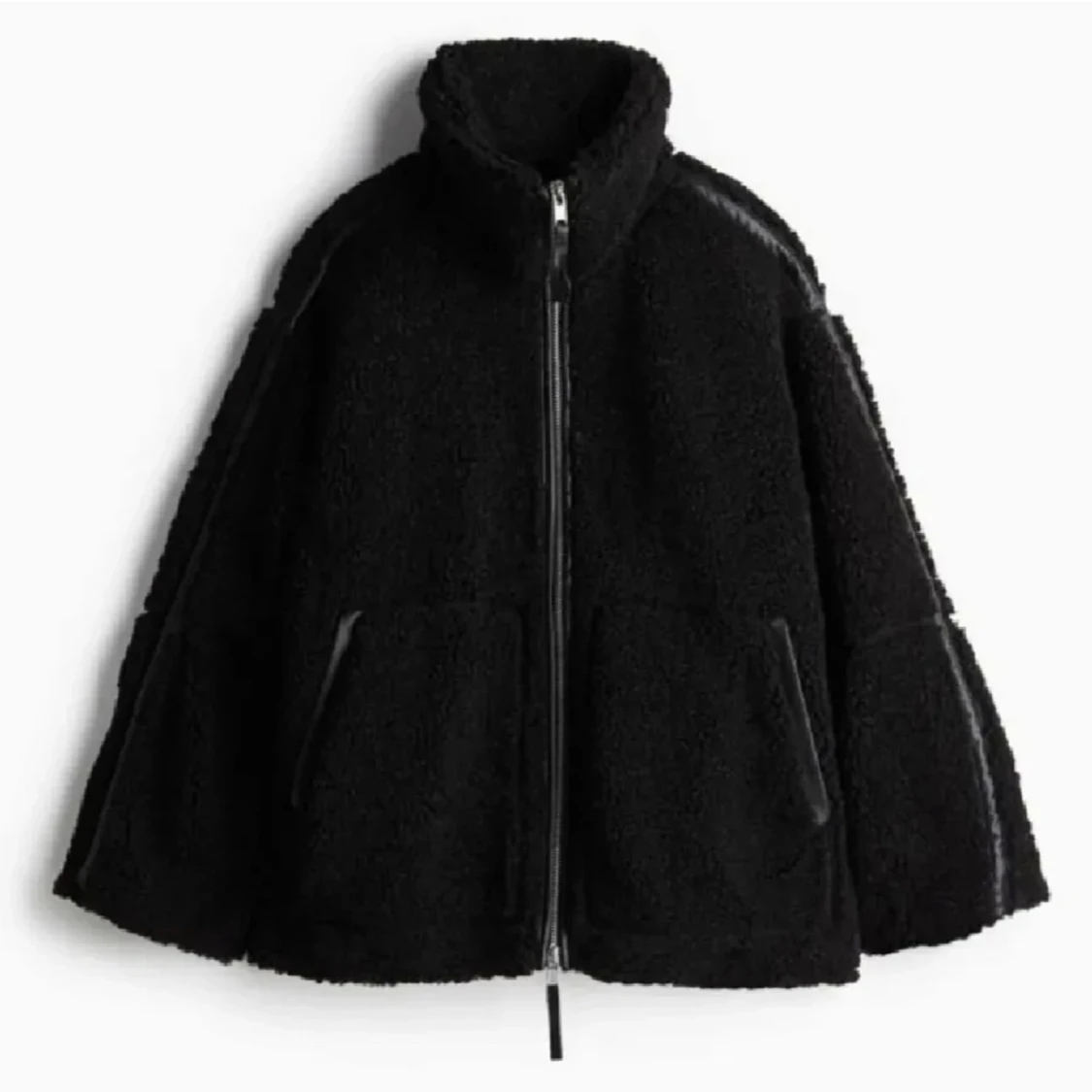 Svart teddyjacka med dragkedja