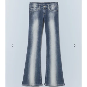 Blå bootcut jeans - Oanvända jeans med lapp kvar. Snygga blå bootcut jeans med en klassisk femficksdesign och ljusa tvättade detaljer längs benen. De har en lågmidjad passform och stängs med dragkedja och knapp. Perfekta för en avslappnad stil.