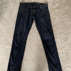 Svarta replay jeans  - Svarta replay jeans med en perfekt slim passform. Dom är i perfekt skick och är använda 1-2 gånger.