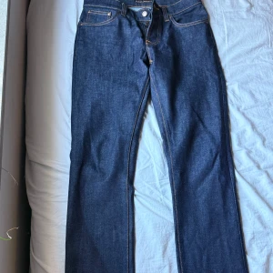 Mörkblå jeans från Nudie Jeans - Waist 31 Length 34 blå nudie jeans