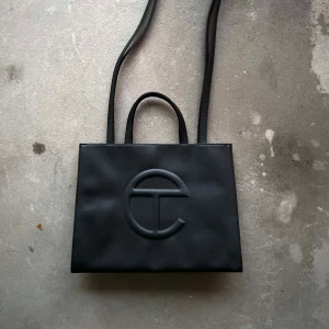 Telfar medium shopping bag - Ställ gärna frågor