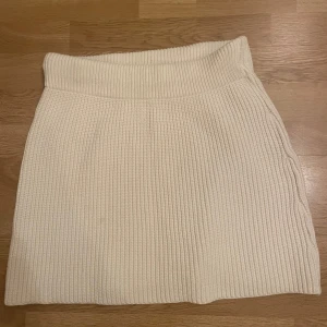 Eftertraktad Beige ribbad kjol från Zara - Beige/vit färg. Köpt på Sellpy men aldrig använd av mig. Bra skick, bara lite knottrigt på något ställe. 