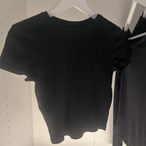 Svart kort t-shirt från ONLY - Säljer en klassisk svart kort t-shirt från ONLY i storlek XXS. Perfekt för en enkel och stilren look. Passar till det mesta och är ett måste i garderoben. 
