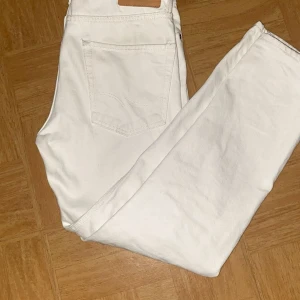Vita jeansbyxor - Tjenare, jag säljer nu ett par vita Jack and Jones jeans i storlek W28 L30 dem är modell Loose och har inga defekter! Tveka inte på att höra av dig om det är något du undrar 💭🤷‍♂️