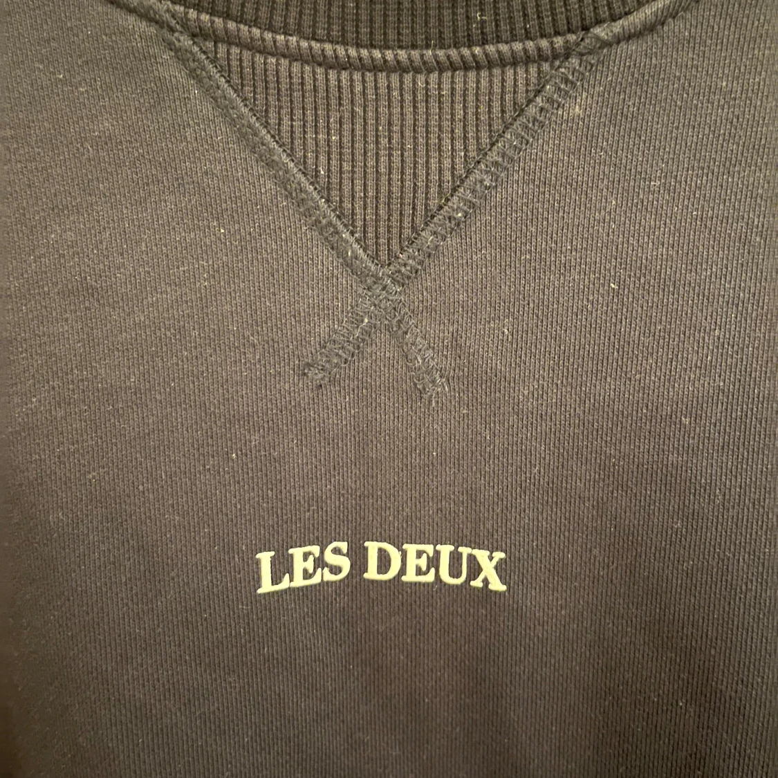 Mörkblå sweatshirt från Les Deux - 1
