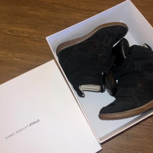 Svarta boots från Isabel Marant Étoile - Snygga svarta boots från Isabel Marant Étoile i mocka. De har en stilren design med en diskret klack och rundad tå. Perfekta för att ge en trendig touch till din outfit.