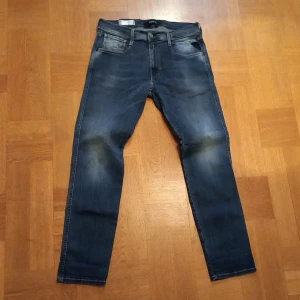 Replay Anbass Hyperflex - Säljer dessa feta jeans från Replay, modell Anbass Hyperflex. Tveka inte att skriva vid funderingar! Priset kan prutas ner. Storlek W32 L30