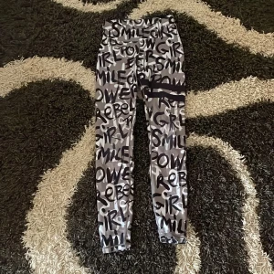 Stronger byxor⭐️ - Säljer mina jättefina stronger byxor då de är för små på mig⭐️använda mycket men ser ut som nya(inga hål, slitningar) Nypris:700kr💗Storlek S