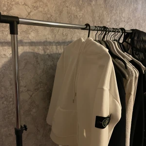Vit hoodie från Stone Island - Tjena! Säljer nu denna vita hoodie ifrån Stone island med storlek M! Otroligt fint och knappt använd. Nypris ca 3500, vårat pris ändast 1450! 