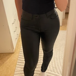 Svarta skinnbyxor  - Snygga svarta skinnbyxor med tight passform från ONLY. 