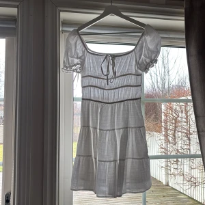 Vit klänning från Shein - Säljer en vit klänning från Shein i storlek XS. Fungerar bra som strandklänning. Aldrig använd