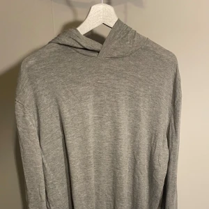 Grå COS hoodie - Grå COS hoodie i ett lätt material för våren. Storleken är M, jag är 180 cm och 70 kg ! Hör av dig om du har mer frågor !!