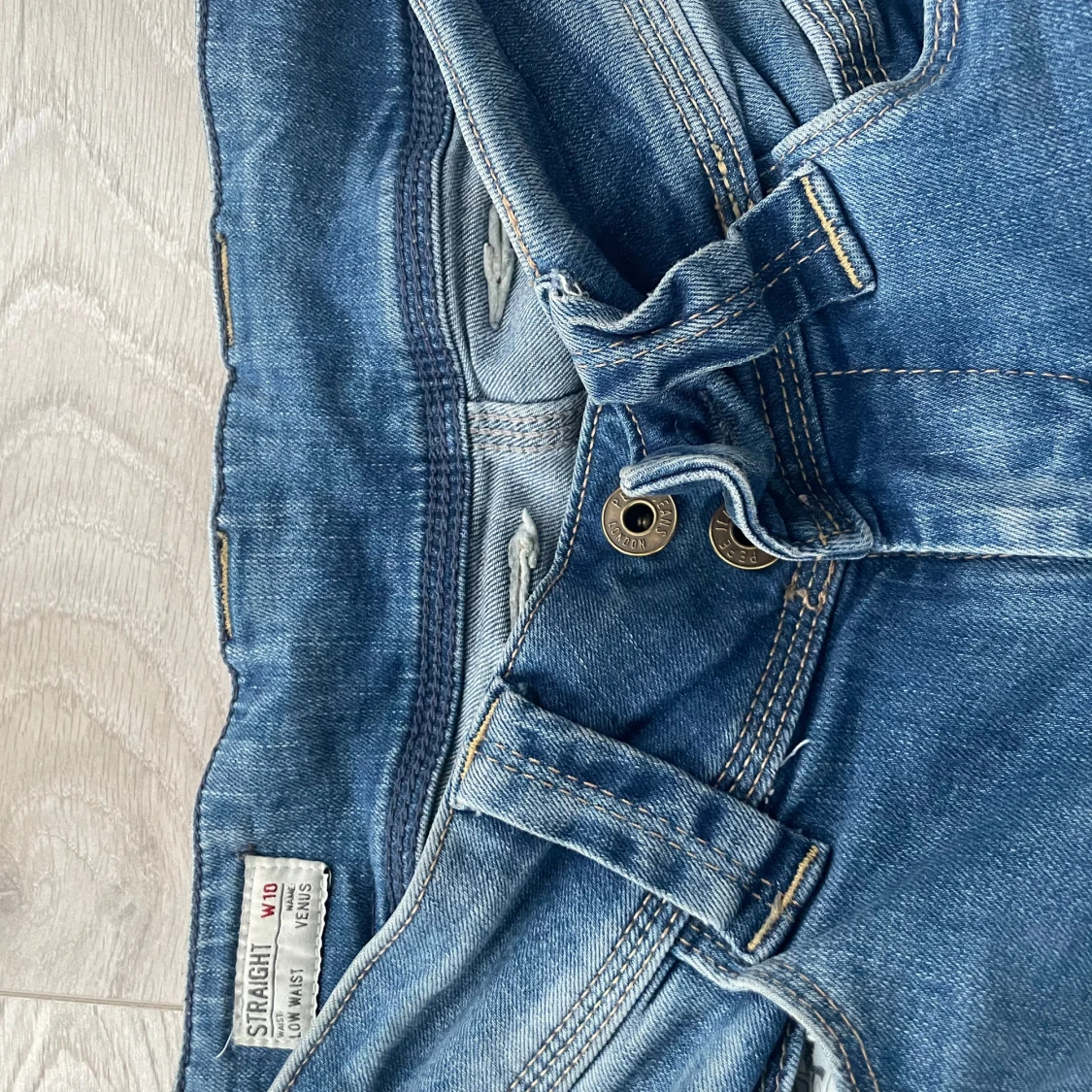 Blå jeans med slitningar från pepe jeans  - 1