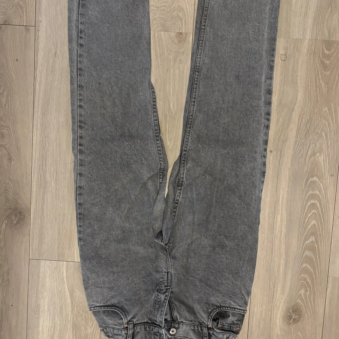 Grå jeansbyxor GRUNT 