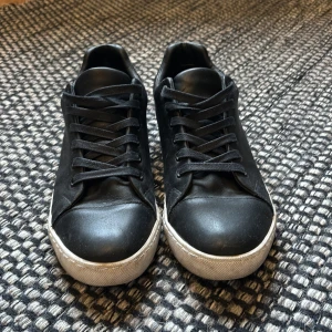 Moschino sneakers  - Snygga svarta sneakers från Moschino som är köpta från miinto. Skorna är i använt skick men har mycket kvar att ge om man bara tvättar dom och lite kärlek. Skosnörena på högra skon är fransiga men inget som märks av. 