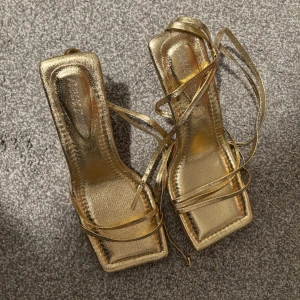 Guldiga klackskor med snörning - Supersnygga klackar i guld, endast testade. Köpt för 430kr🎀