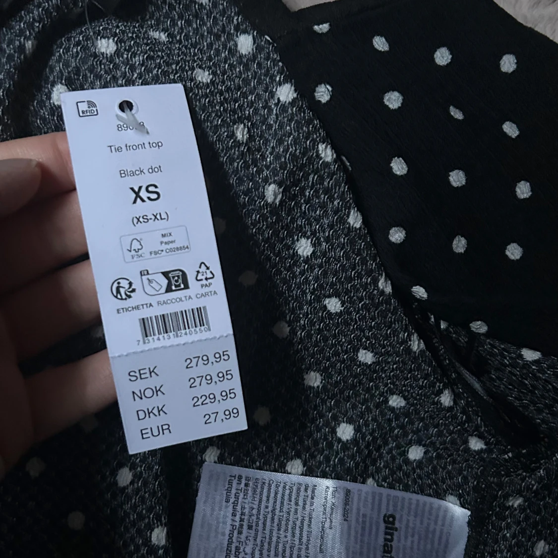 Svart prickig knytblus från Gina Tricot - 1