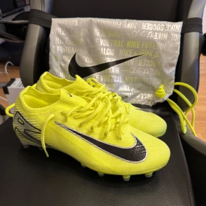 Gula Nike Mercurial fotbollsskor - Säljer ett par Nike Mercurial Air zoom vapor 16. Använt de endast en gång så dem är i väldigt bra skick. Påse och lådan ingår, kvitto finns också.  Nypris: 3229kr