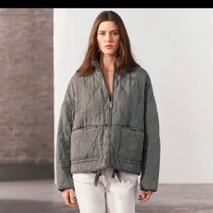 Zara jacka  - Så snygg jacka från zara. Storlek L men liten i storleken så passar även mindre. Så bra går att ha året runt🫶