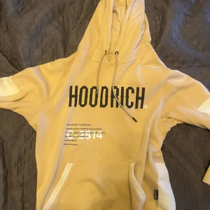 Hoodrich Hoodie - Säljer min snygga hoodrich hoodie som inte är min stil längre. Hör av dig vid funderingar och pris kan diskuteras vid snabb affär