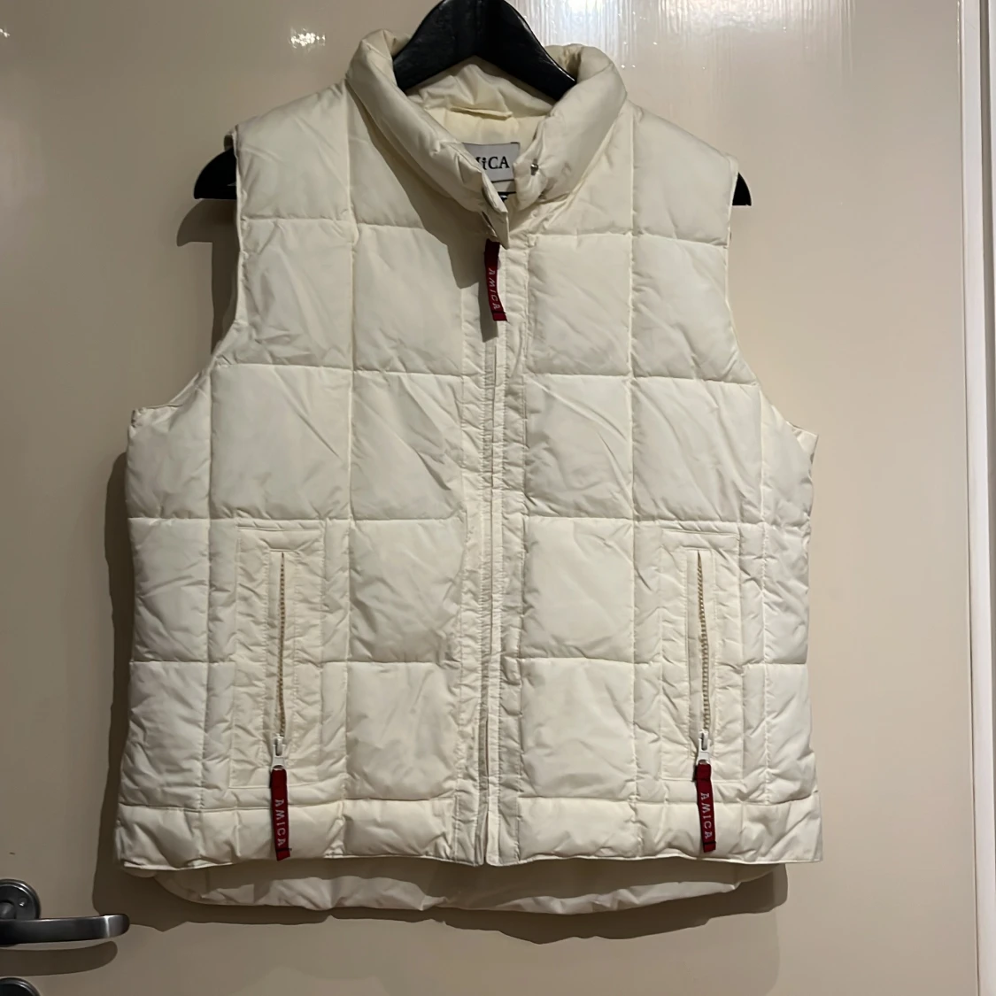 Vit quiltad dunväst från Amica
