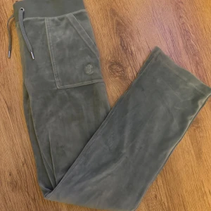 Juicy couture - Snygga gröna byxor från Juicy Couture, älskar dom men använder inte längre💕