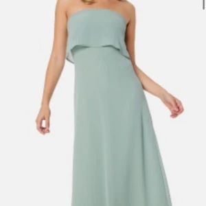 Ljusgrön långklänning från Vila - Säljer en elegant ljusgrön långklänning från Vila. Klänningen har en stilren design med dragkedja i ryggen och är tillverkad i polyester. Perfekt för bal, den var axelband men man kan även ta bort den💗