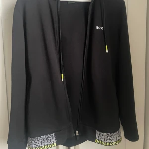 Boss kofta - Säljer en fräsch boss kofta i storlek S, inga skador. Kan ta emot byten. 