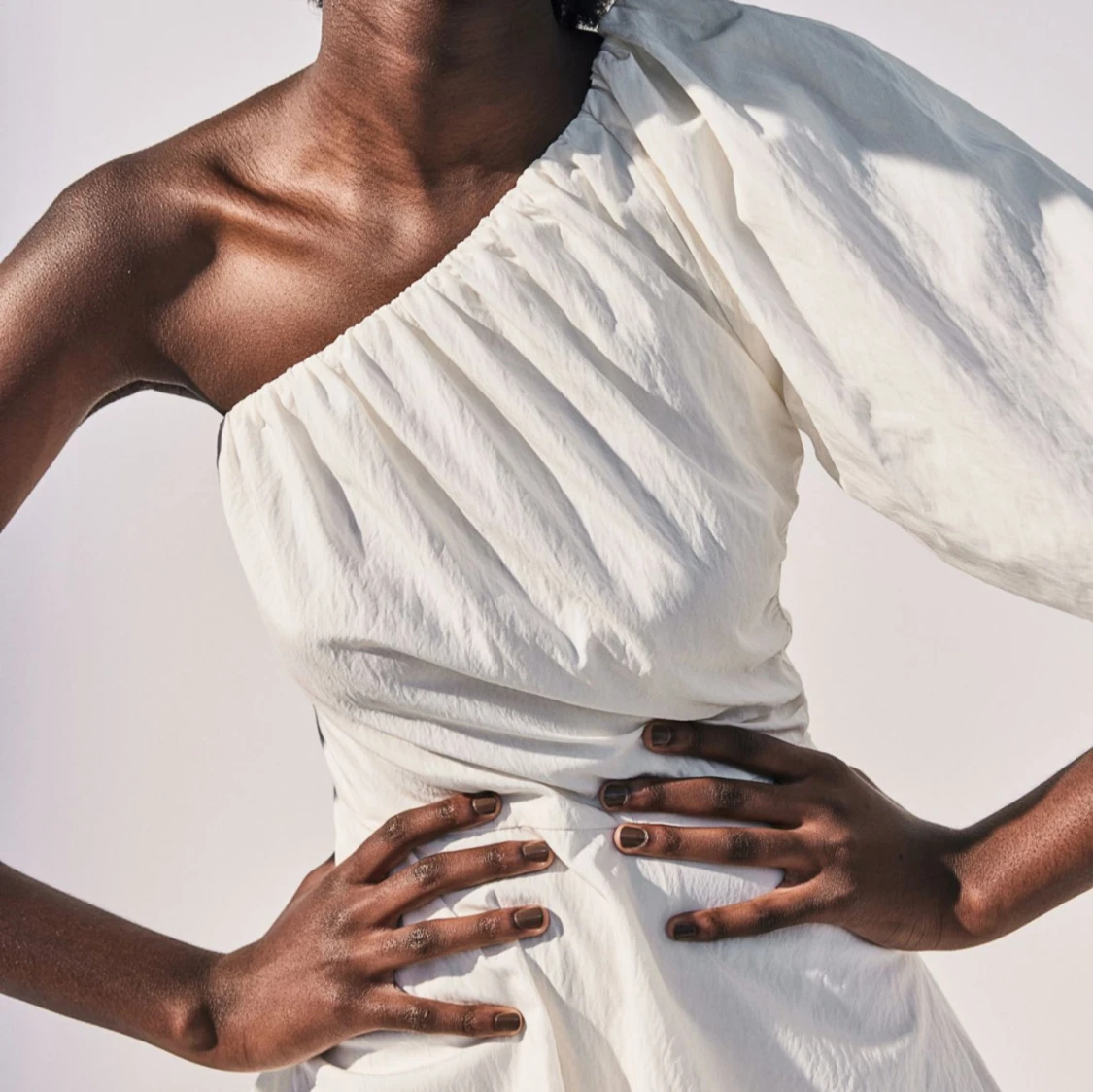 Vit oneshoulder klänning - 2