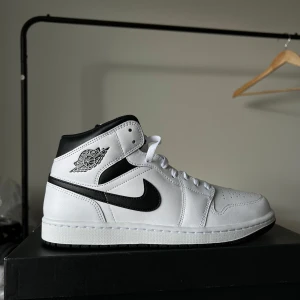 Nike Air Jordan 1 Mid  - Säljer ett par helt nya Jordan 1 Mid storlek 40.5. Priset online ligger på 1749kr mitt pris är 1000kr.