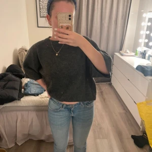 Ljusblå jeans - Säljer ett par lågmidjade, ljusblåa jeans med bootcut-stil. De är helt nya, tyvärr blivit för små på mig. Från bershka