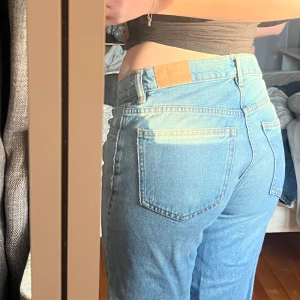 Blå jeans med hög midja - medelhöga jeans, raka ben. från Gina i storlek 36