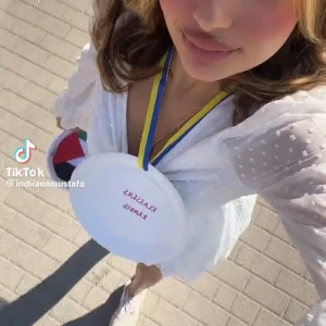 Vit klänning med knyt - Säljer en superfin vit klänning med prickigt mönster och knyt. Den har långa ärmar och en smockad midja som ger en snygg passform. Perfekt som en  student klänning eller en sommarklänning 🌟Materialet känns lätt och luftigt. Är knappt använd💕