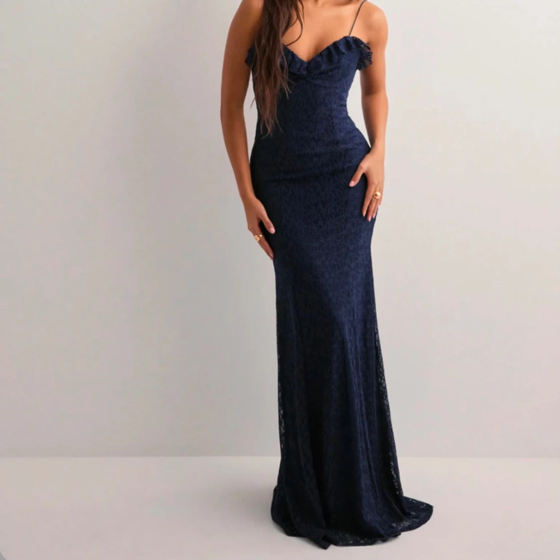 Mörkblå balklänning med spets