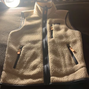 Patagonia Väst - Säljer nu en riktigt snygg Patagonia väst som passar riktigt bra nu när våren närmar sig och självklart andra årstider också! Jag skulle säga att skicket är 8-9/10 och jag säljer den för den är för liten för mig! Tveka inte på att ställa frågor vid funderingar eller liknande! 😃