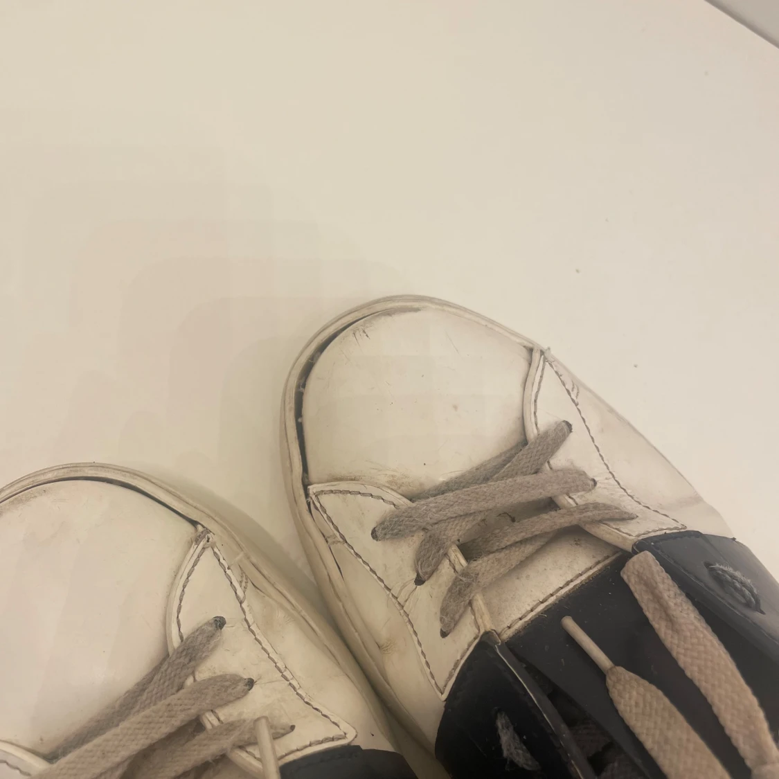 Valentino sneakers i vitt och svart - 4