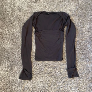 Mörkgrå långärmad topp från Gina Tricot - Snygg svart långärmad topp från Gina Tricot i en tight passform. Perfekt för en stilren look. Toppen är tillverkad i ett mjukt och stretchigt material. I stl XS💓