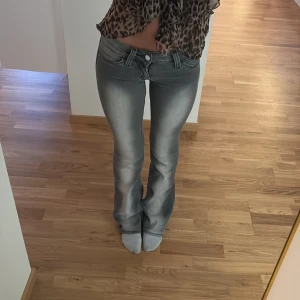 Weekday jeans - Poplulära Weekday jeans slutsålda på hemsidan, har inga defekter. Innerbenet ligger på 80cm och midjemåtten rakt över 30cm, färgen syns som bäst på sista bilden! 