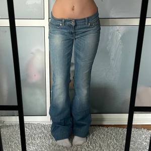 Lågmidjade bootcut jeans  - Lågmidjade jeans från United colors of benetton. Vintage. Uppskattad storlek S. Innerbenslängd: 80 midjemått:40. Köp sker via köp nu. Jag postar inom 24h. Kvar tills markerad såld 