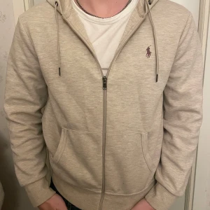 Beige hoodie från Ralph Lauren - Säljer en Ralph lauren hoodie i nyskick! Bra skick inga deffekter storlek S. Priset går att diskutera🙌