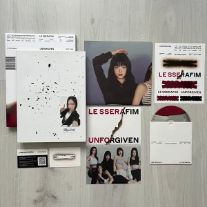LE SSERAFIM - UNFORGIVEN Album - Detta är albumet 'UNFORGIVEN' av LE SSERAFIM. Inkluderar en CD, fotobok, photocard och affisch. Alltså allt som fins på bilden kommer med för mer info eller proof koll min Instagram @hyunifiles 