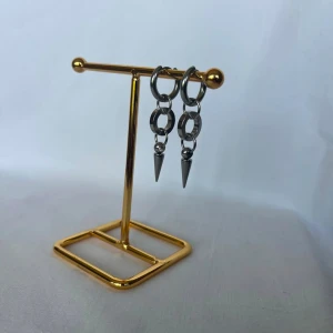 Örhängen  - Finns i guld och silver. Köp för 109kr/st Eller 179kr/ paret. Modell 154 Smyckes ställningen finns även att köpa för 299kr!